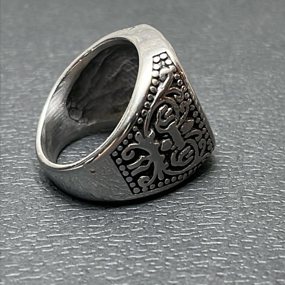 STAINLESS STEEL JESUS TWO TONE RING. - Picture 5 of 5